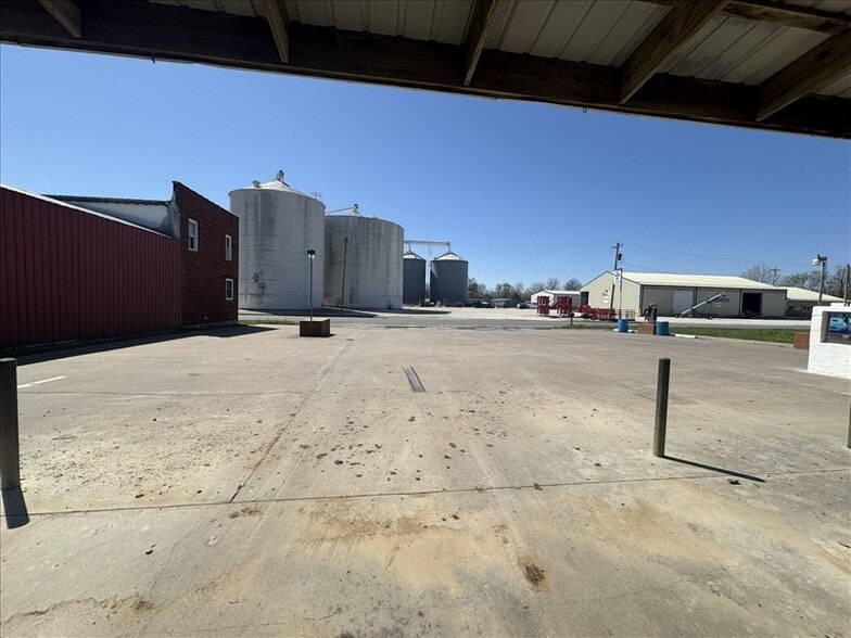 More Photos Of 204 W Maple St, Shelbina Carwash For Sale