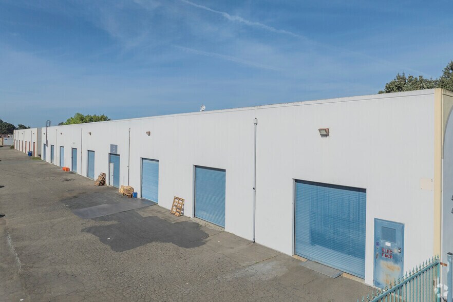 More Photos Of 4723 Tidewater Ave, Oakland Showroom For Lease