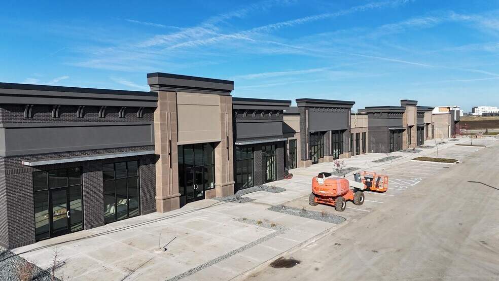 More Photos Of Grand Prairie PKWY, Waukee Restaurant For Lease