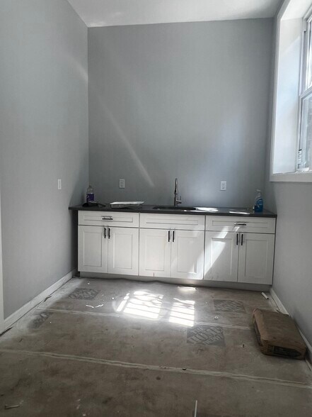 More Photos Of 906 Summit Ave, Union City Storefront Retail Residential For Lease