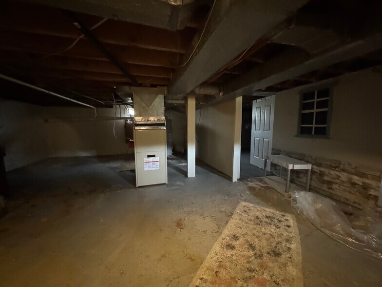 More Photos Of 1932 Spring Hill Rd, Staunton Flex For Sale