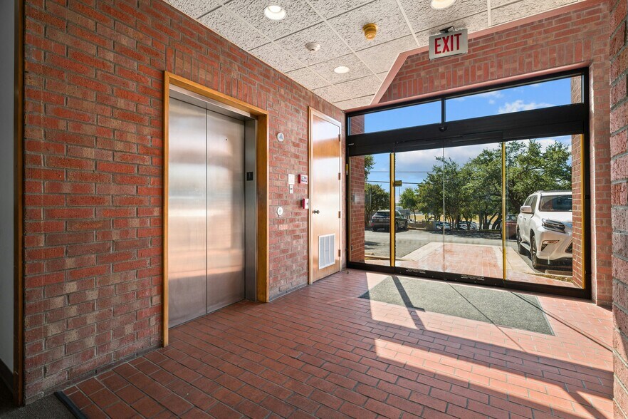 More Photos Of 5750 Balcones Dr, Austin Medical For Sale