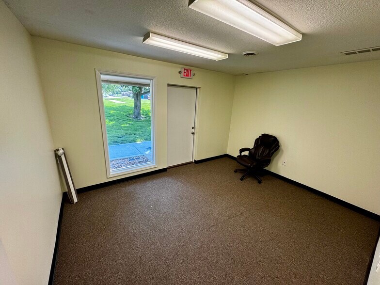 More Photos Of 1170 W Kansas St, Liberty Unknown For Lease