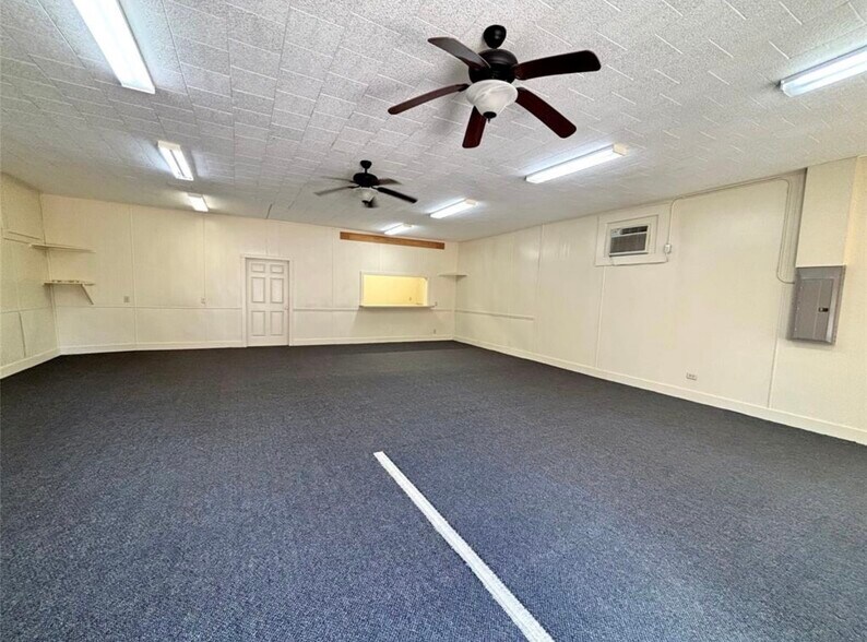 More Photos Of 110 N Zavalla St, Jasper Showroom For Sale