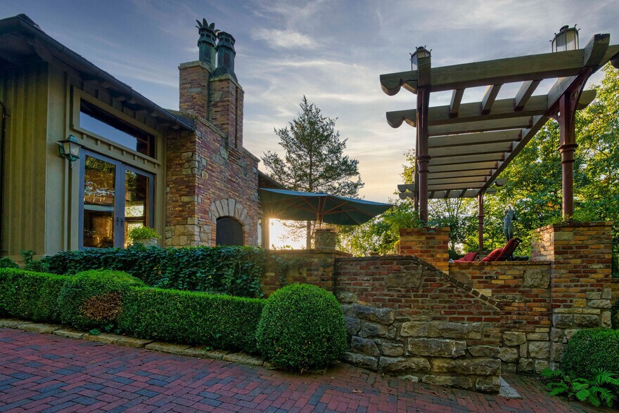 More Photos Of 754-756 E Stonehill Rd, Ozark Office Residential For Sale