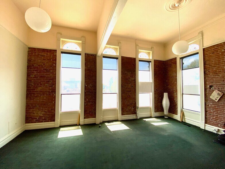More Photos Of 203-207 E Main St, Hillsboro Storefront Retail Office For Sale