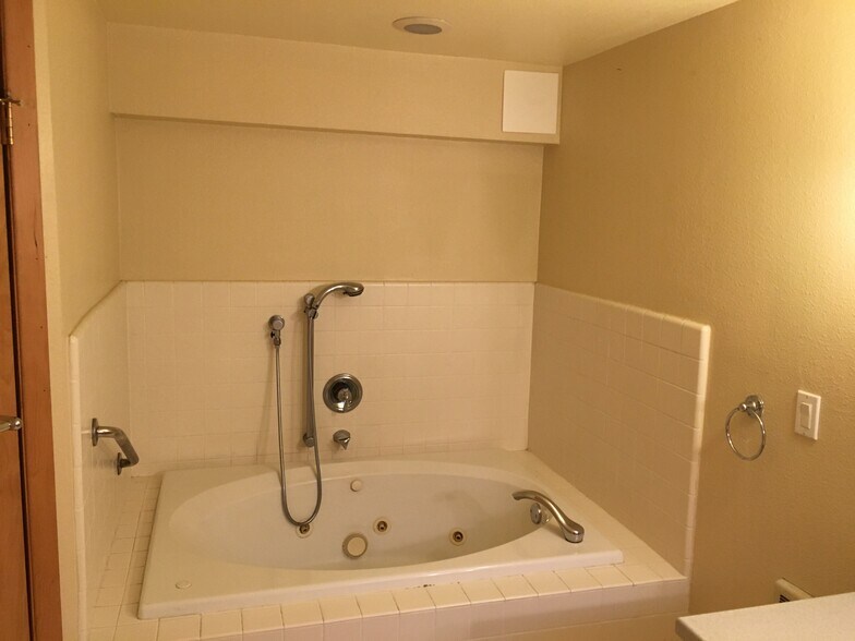 More Photos Of 2165 NE Multnomah St, Portland Apartments For Sale