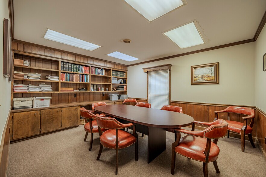 More Photos Of 40 W Main St, Savannah Office For Sale