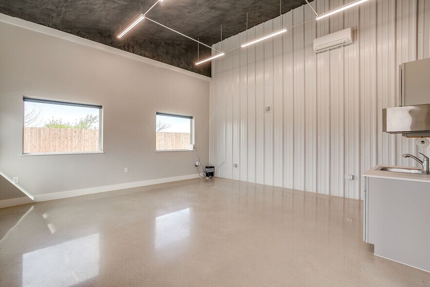 More Photos Of 1650 Staree Ln, Saginaw Flex For Lease