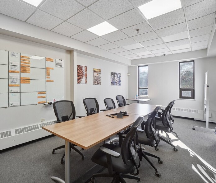 More Photos Of 1600 Av 50e, Montréal Warehouse For Lease