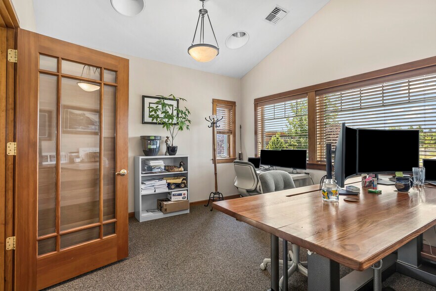 More Photos Of 796 SW Bradbury Way, Bend Office For Lease
