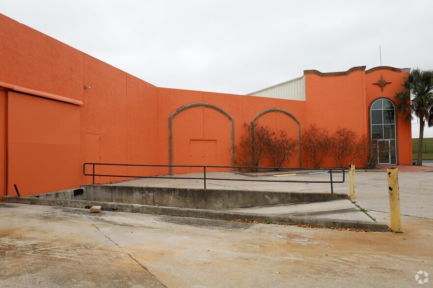 More Photos Of 13340 Leopard St, Corpus Christi Storefront For Sale