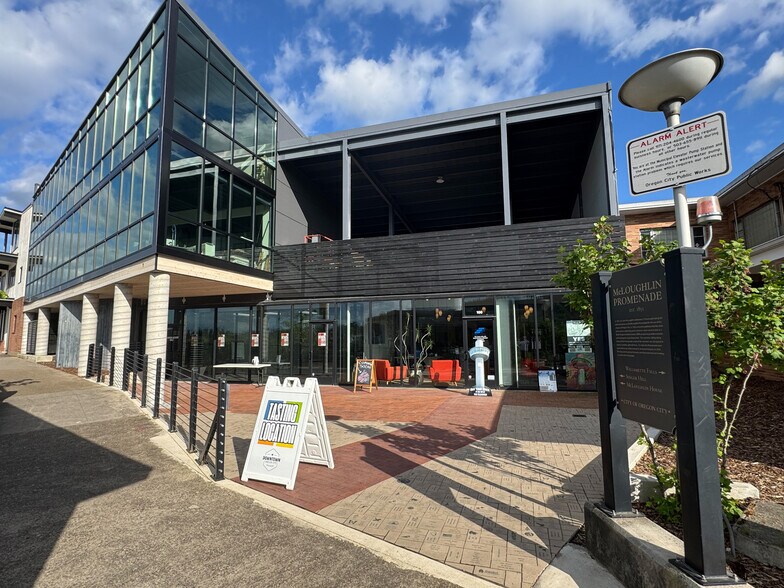 More Photos Of 615 High St, Oregon City General Retail For Lease