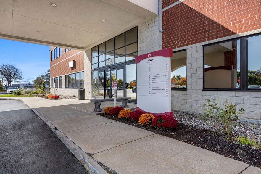 More Photos Of 711-713 Troy Schenectady Rd, Latham Medical For Lease
