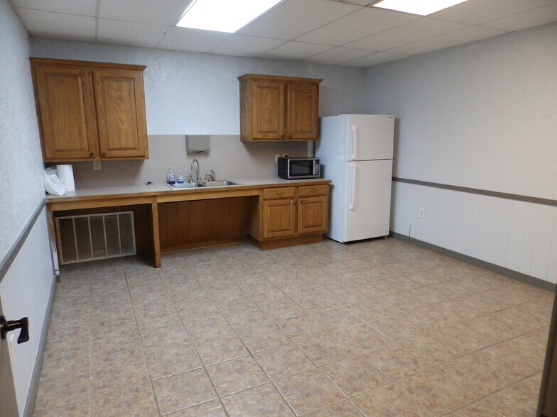 More Photos Of 2005 Tile Factory Rd, Palestine Manufacturing For Lease