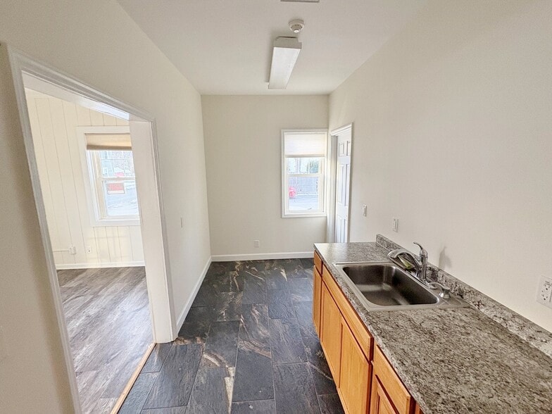 More Photos Of 144 Main St, Gardiner Warehouse For Lease