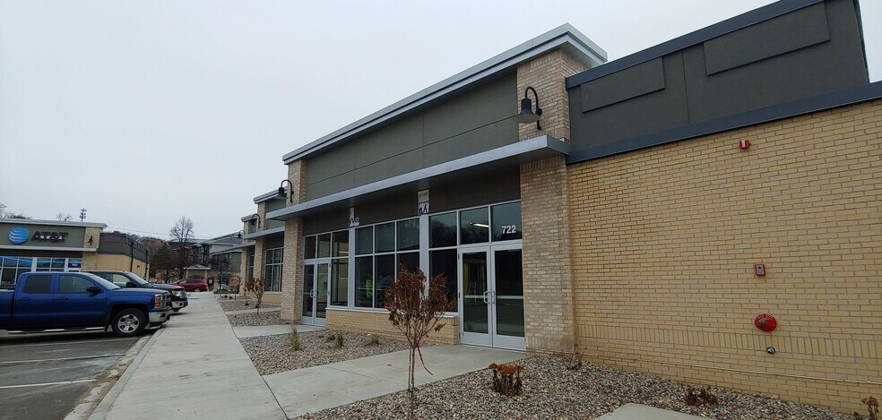 More Photos Of 722 N Chestnut St, Chaska Storefront For Lease