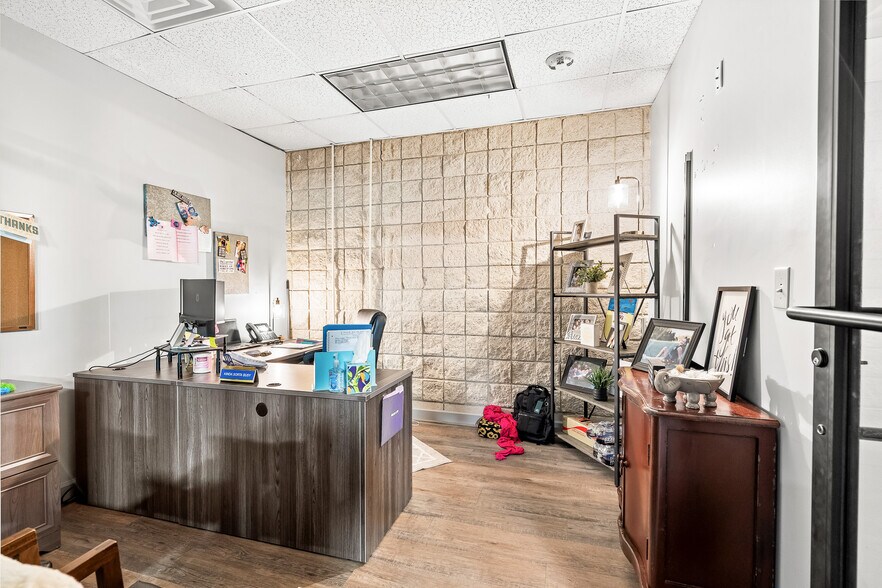 More Photos Of 508 S Lexington Ave, Burlington Office For Sale