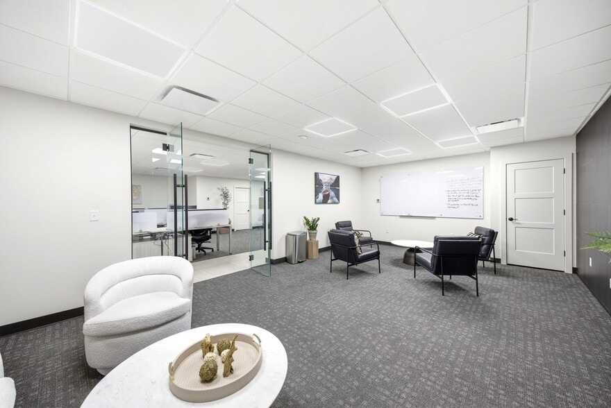 More Photos Of 326 SE Douglas St, Lees Summit Office For Sale