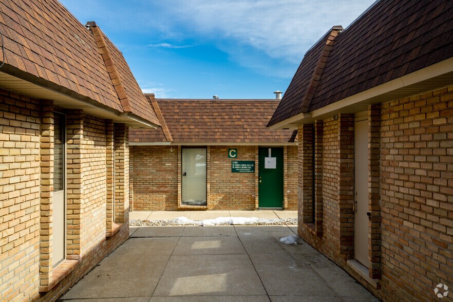 More Photos Of 32910 W 13 Mile Rd, Farmington Hills Medical For Sale