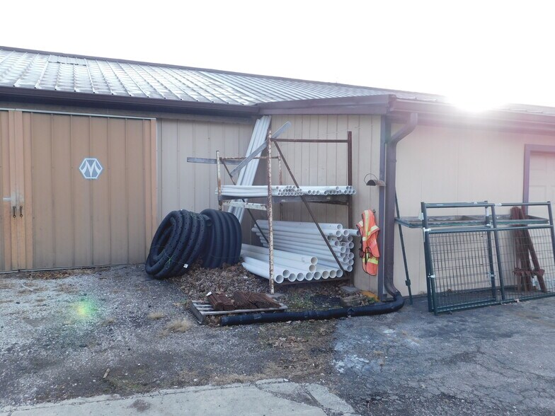 More Photos Of 2086 E US Highway 36, Rockville Convenience Store For Sale