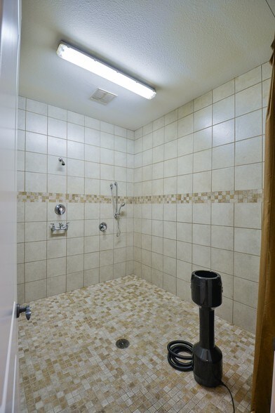 More Photos Of 2320 Airport Rd, Temple Storefront Retail Office For Lease