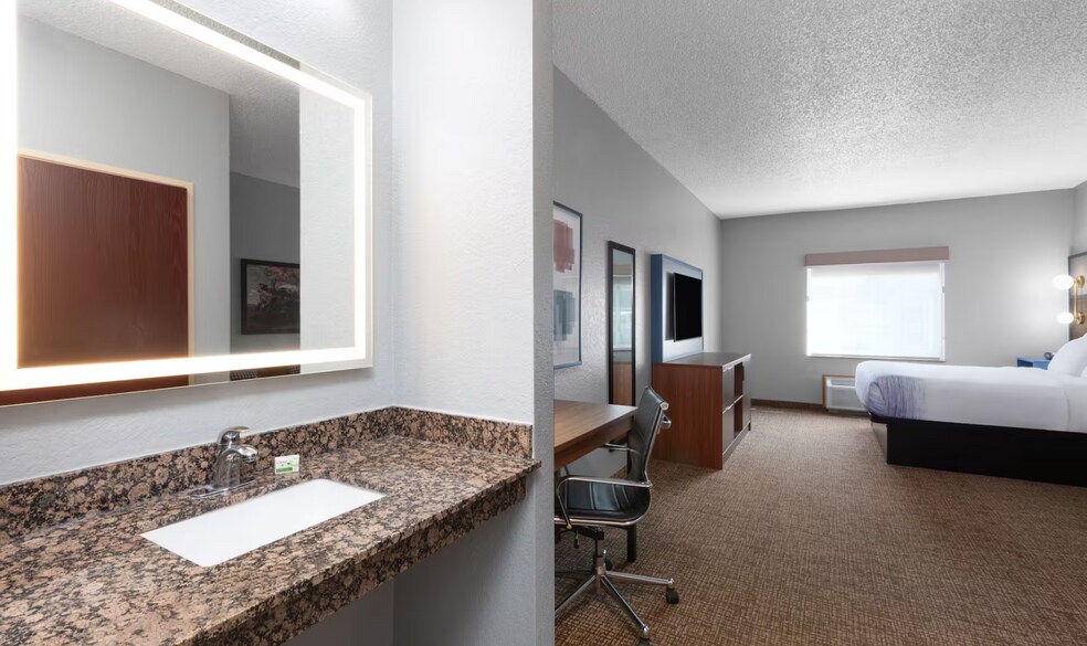 More Photos Of 2210 West St S, Grinnell Hotel For Sale