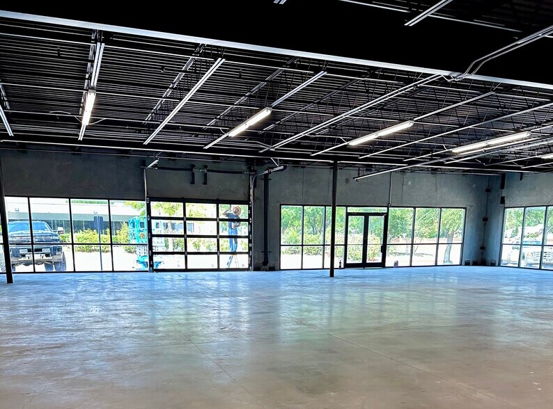 More Photos Of 3033 W Royal Ln, Irving Showroom For Sale