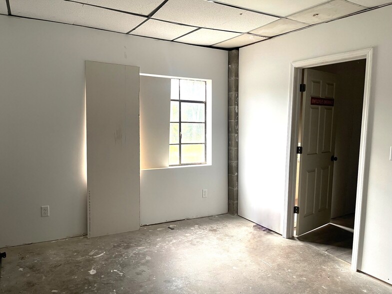 More Photos Of 2627 Waynesburg Dr SE, Canton Storefront Retail Residential For Sale