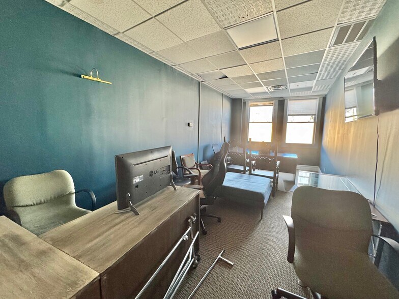 More Photos Of 2600-2610 Pettit Ave, Bellmore Storefront Retail Office For Sale