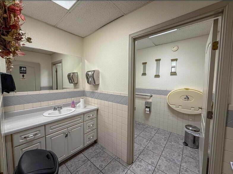 More Photos Of 2203 1st St, Alamogordo General Retail For Sale