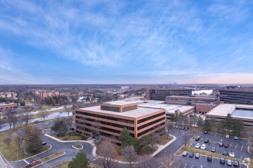 More Photos Of 1 Overlook Pt, Lincolnshire Unknown For Lease