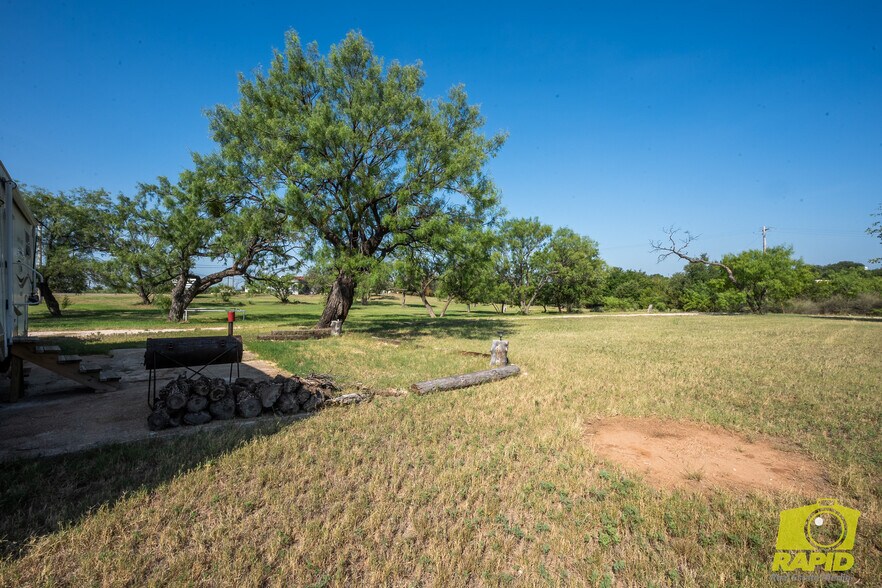 More Photos Of 425 Highland Park, Robert Lee Flex For Sale