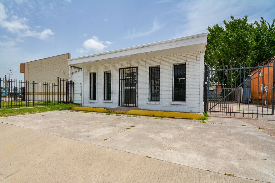 More Photos Of 1804 N Main St, Houston Freestanding For Lease