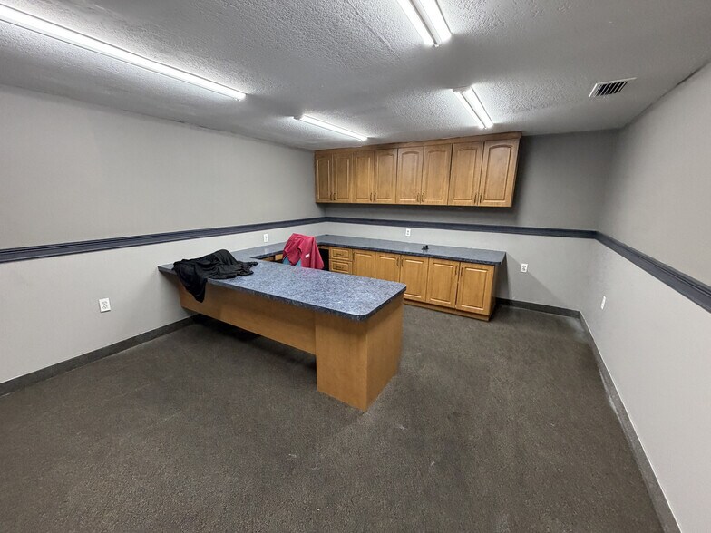 More Photos Of 15921 N Florida Ave, Lutz Warehouse For Lease