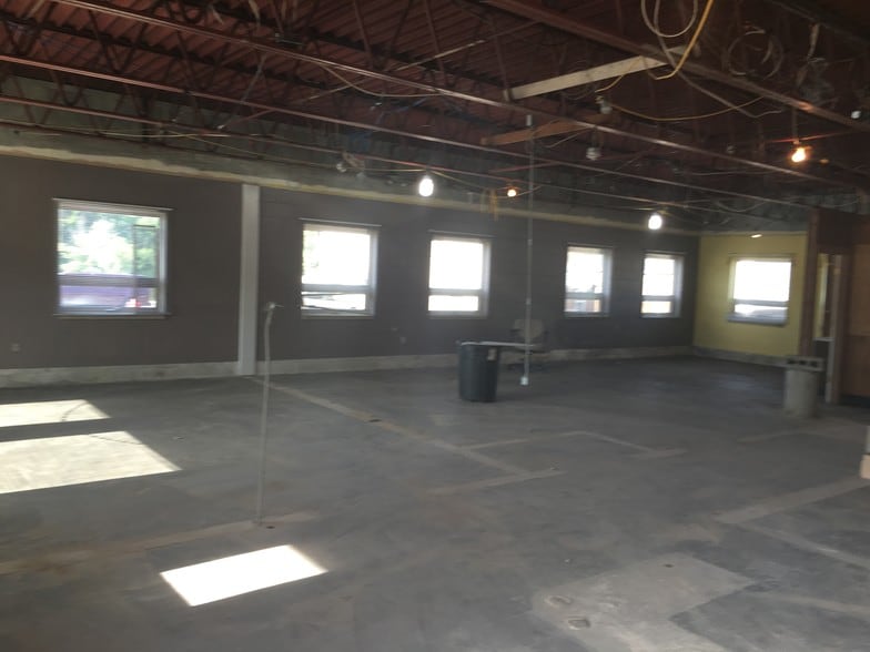More Photos Of 202 S Bridge St, Yorkville Storefront For Sale