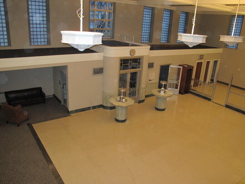 More Photos Of 215 E 38th St, Indianapolis Bank For Lease