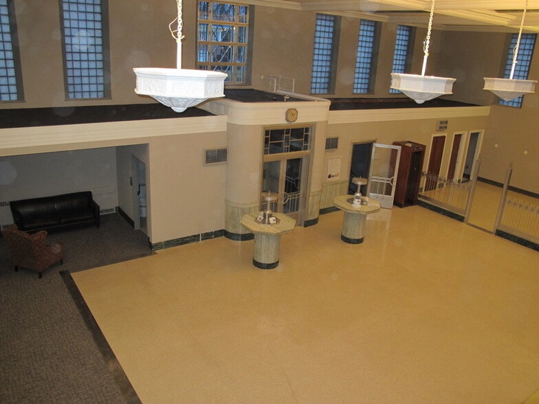 More Photos Of 215 E 38th St, Indianapolis Bank For Lease