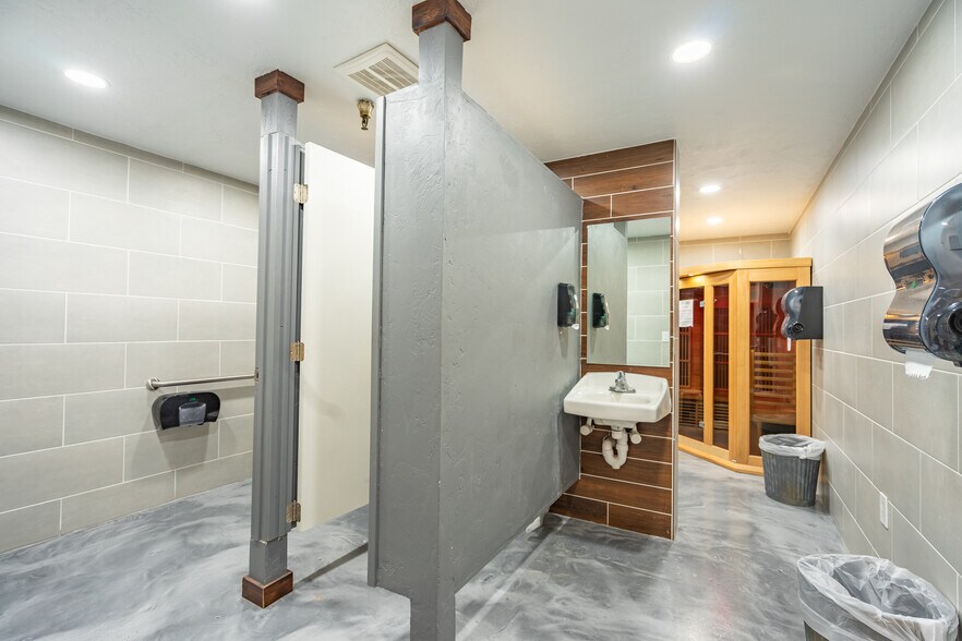 More Photos Of 300 1st Ave W, Kalispell Storefront Retail Office For Sale