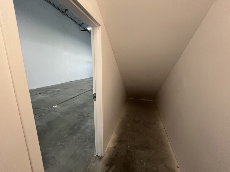 More Photos Of 9235 Eastman Park Dr, Windsor Light Manufacturing For Lease