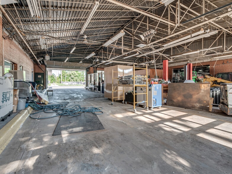 More Photos Of 2812 S Walker Ave, Oklahoma City Auto Dealership For Sale