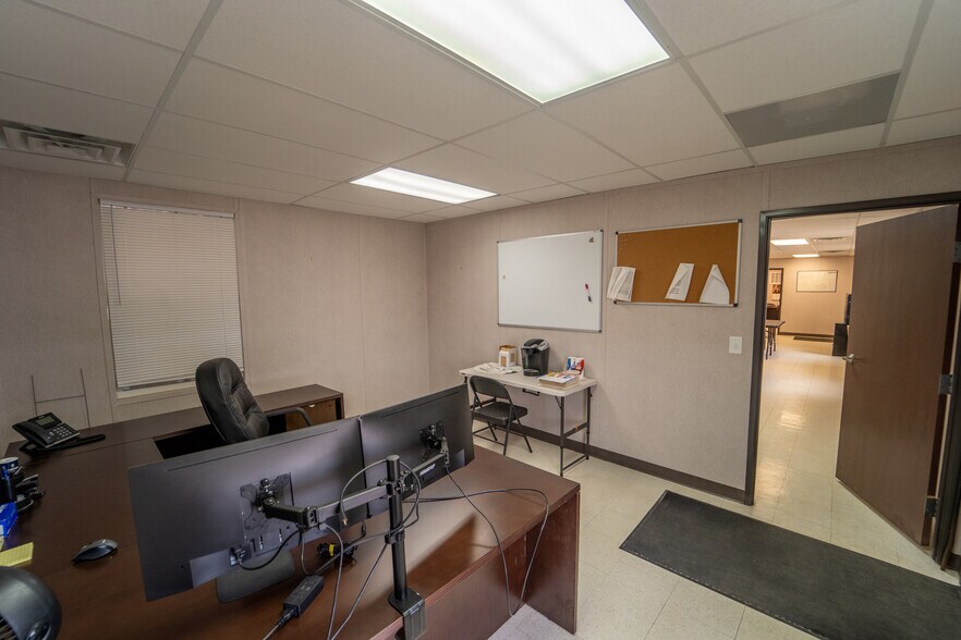 More Photos Of 236 Industrial Park Dr, Victoria Warehouse For Lease