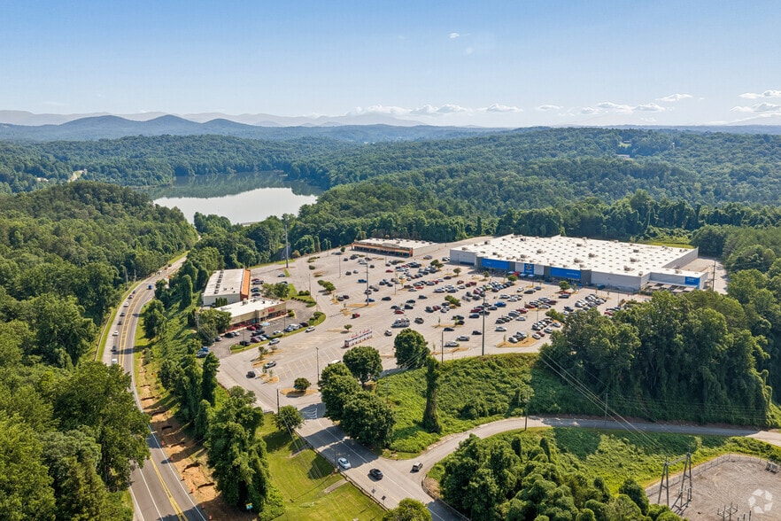 More Photos Of 420 Walmart Way, Dahlonega Storefront For Lease