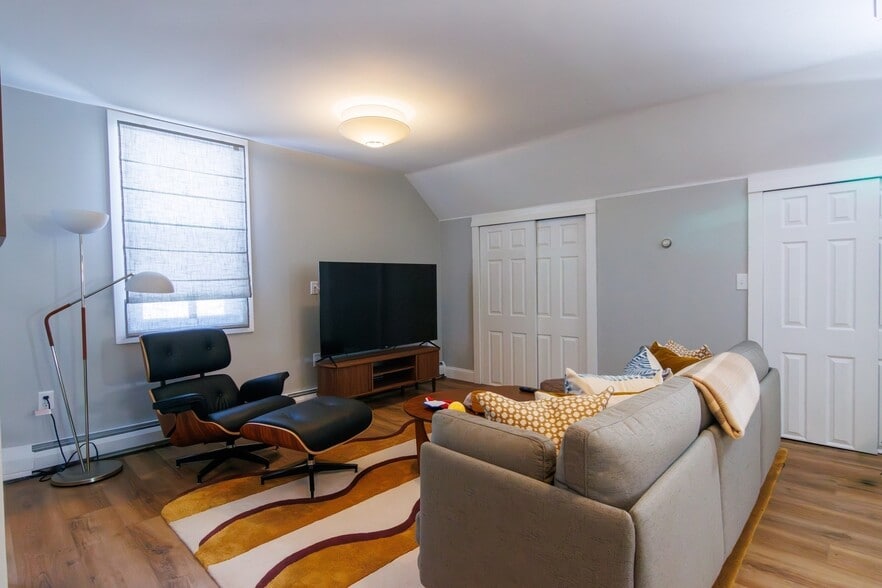 More Photos Of 114 High St, Wareham Office For Sale