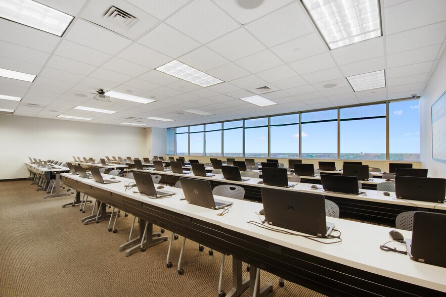 More Photos Of 7411 John Smith, San Antonio Office For Sale