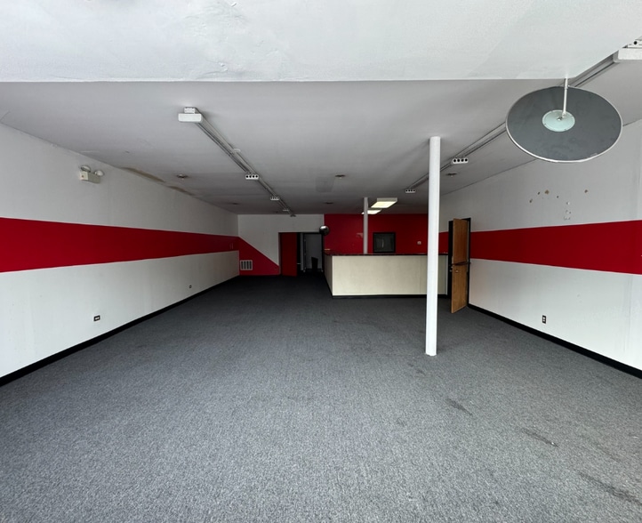 More Photos Of 6244-6250 S Archer Rd, Summit Argo Storefront For Sale