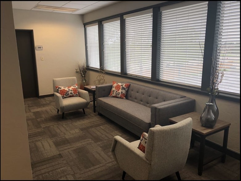 More Photos Of 1215 Crossroads Blvd, Norman Medical For Lease