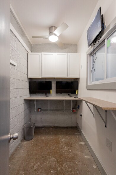 More Photos Of 16813 Wyoming St, Detroit Showroom For Lease