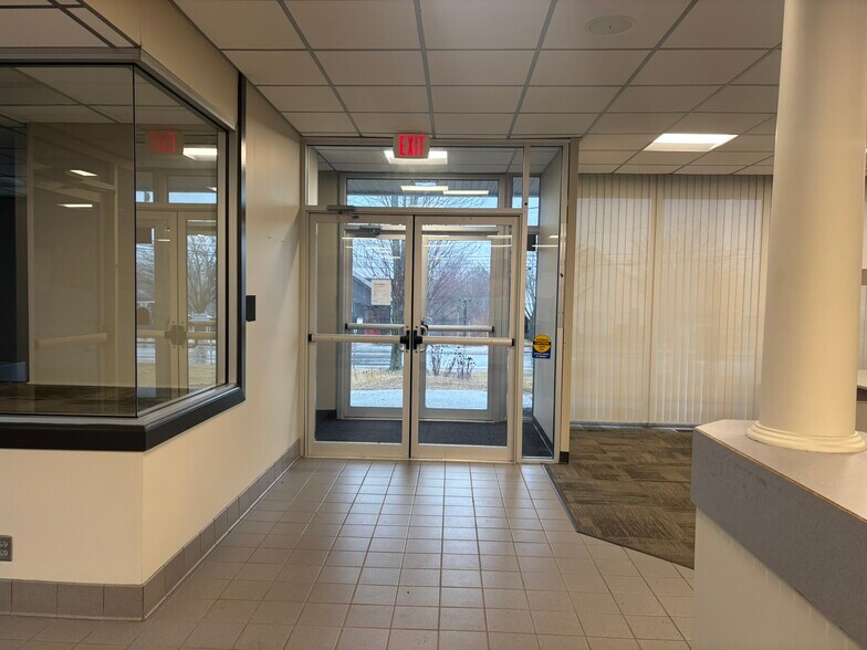 More Photos Of 135 Main St, Freeport Freestanding For Lease