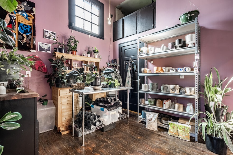 More Photos Of 2614 Shelby St, Indianapolis General Retail For Lease